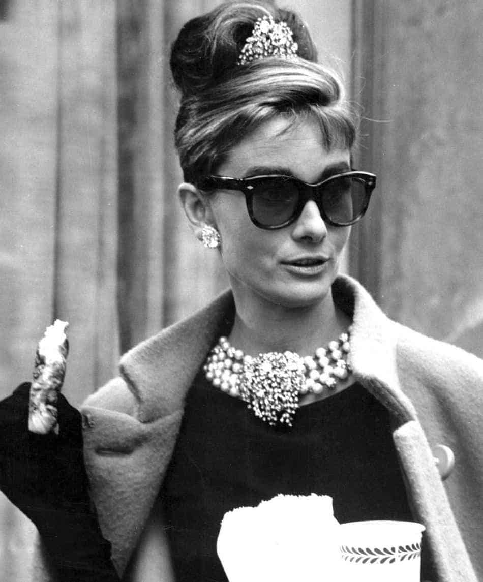 Audrey Hepburn đưa dòng kính RayBan Wayfarer trở thành biểu tượng điện ảnh.