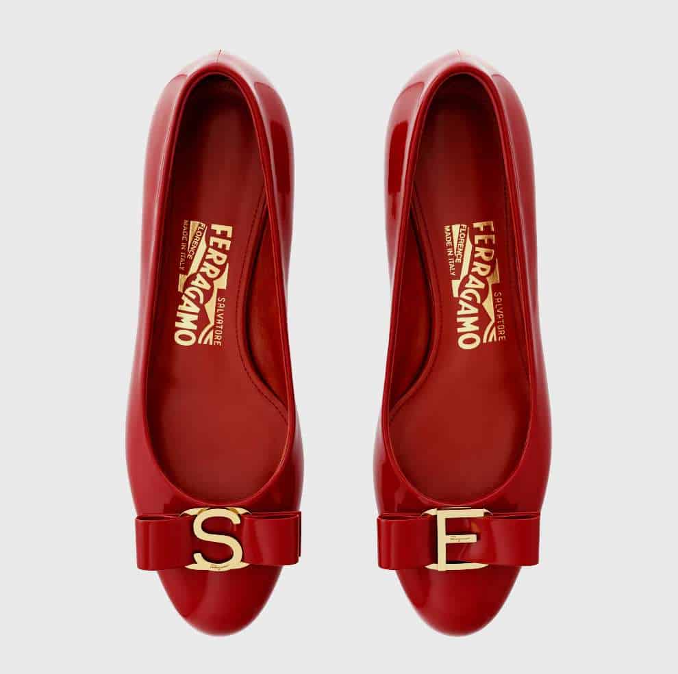 Giày Salvatore Ferragamo chính hãng có bề mặt da sáng bóng.