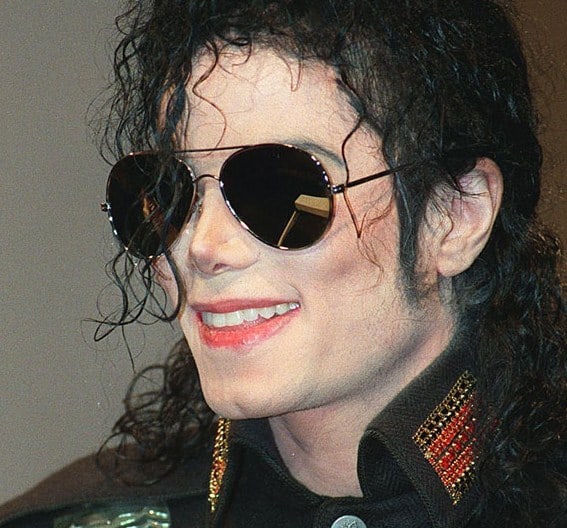 Michael Jackson đã cùng chiếc kính RayBan tạo thành biểu tượng.