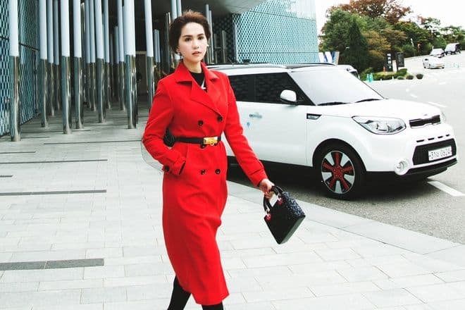 Người mẫu Ngọc Trinh đeo thắt lưng Hermes thời trang dạo phố Hàn Quốc.