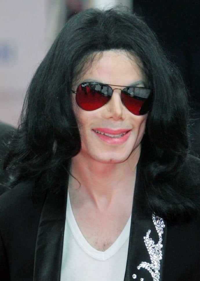 Ông hoàng nhạc pop Michael Jackson đeo kính Bay-Ban Aviator tạo nên một phong cách thời trang ấn tượng.