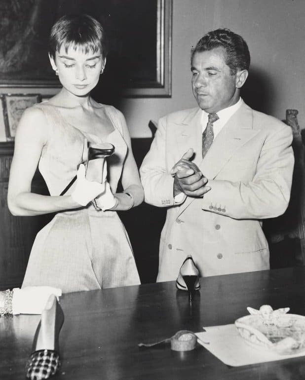 Salvatore Ferragamo đo và thiết kế giày dép cho minh tinh Audrey Hepburn.