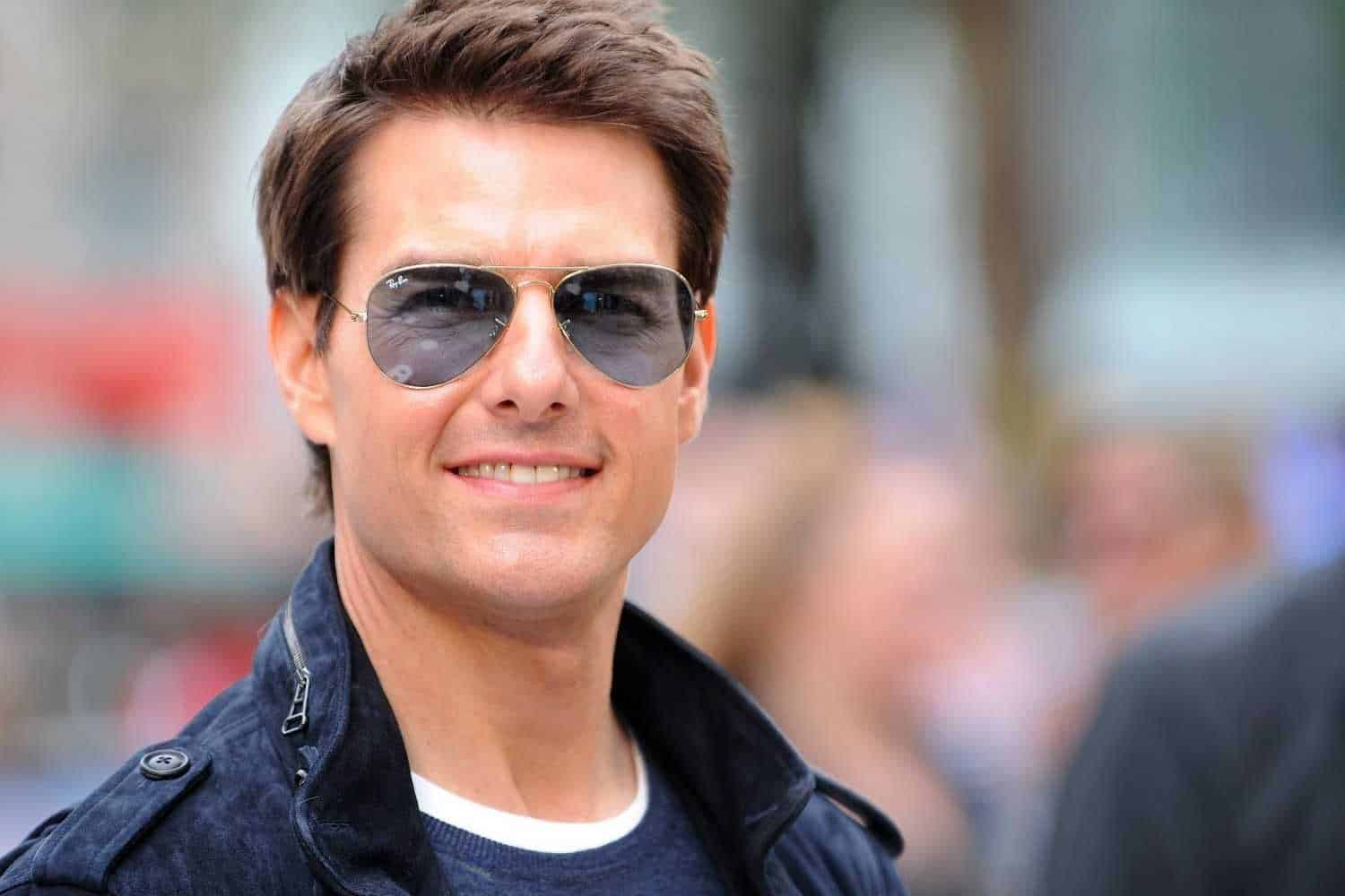 Tom Cruise đưa kính RayBan vào vai diễn phiêu lưu hành động nổi tiếng.